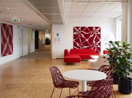 akustikmoduler i rød og hvid filt hos Tryg Oslo (2)